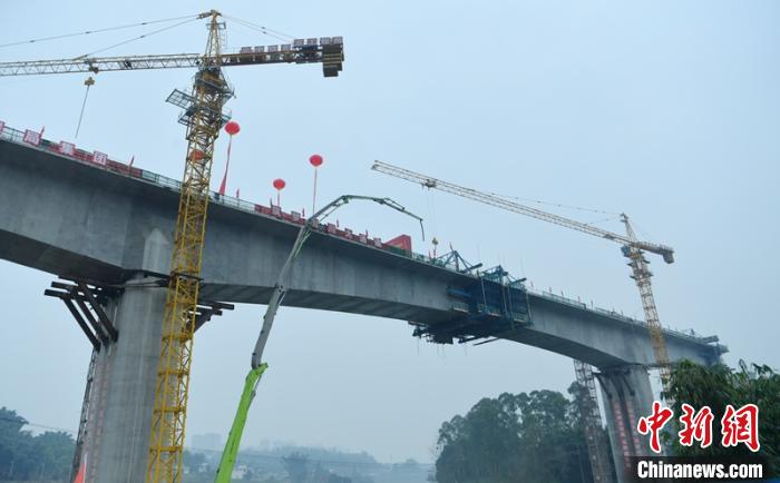 顺利合龙的川南城际铁路自贡宜宾段釜溪河双线特大桥。　刘忠俊 摄