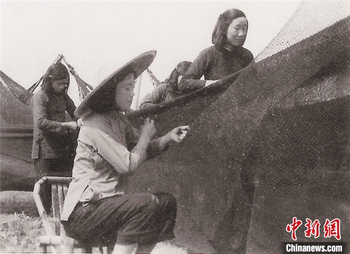 1954年，蚂蚁岛妇女承担补网工作。陈永善提供