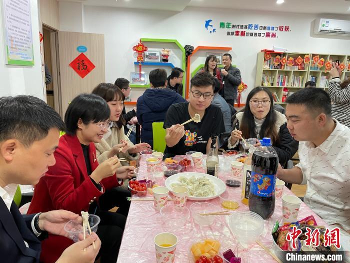 入住长沙青年人才驿站芙蓉站的外地青年吃饺子感受年味。　关紫文 摄