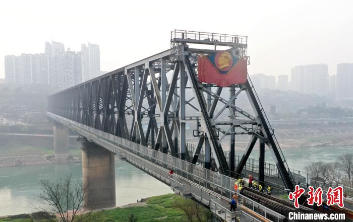 工电段职工正在内(江)昆(明)铁路宜珙支线金沙江铁路特大桥上作业。　胡志强 摄