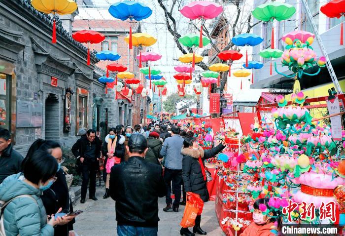 南京熙南里街区在春节期间打造“熙南花市”，并推出“幻彩灯市”。南京旅游集团供图