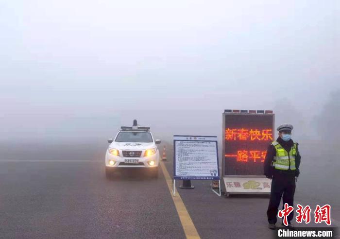 大雾中执勤的高速交警。四川高速交警提供