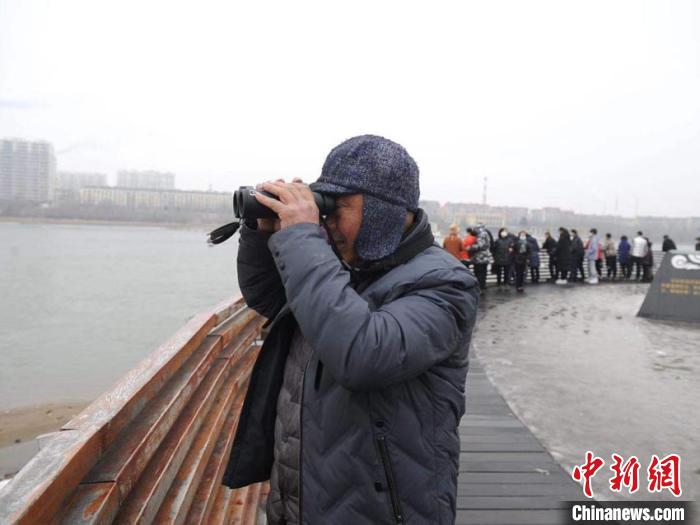 任建国在春节期间每天都要上岗 刘栋 摄