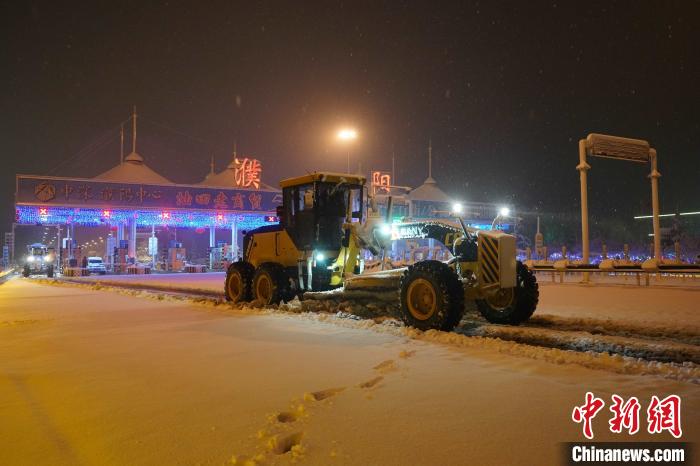 河南境内高速路段连夜开展除雪保通作业。河南省交通运输厅供图