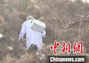 山西残疾村医徒步行医四十余载，守在大山，守着乡邻的健康。石楼县融媒体中心供图