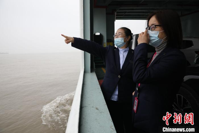 把车开上轮渡后，施华可以在船上看看江景 张亨伟 摄