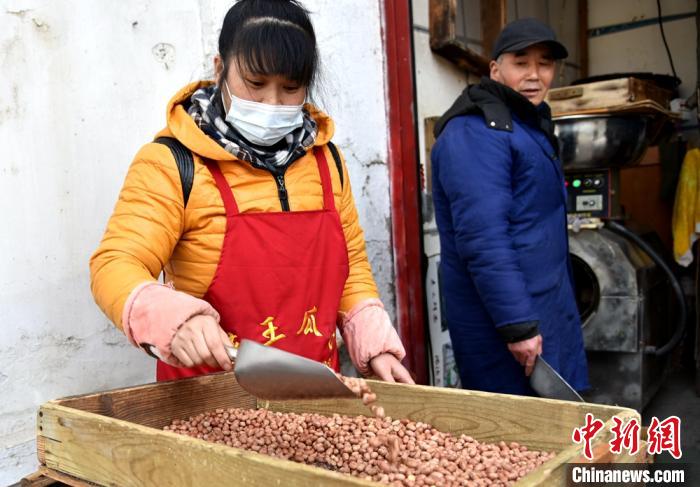 眼看自己年龄也大了，65岁的韩文业准备把炒货生意交给自己下一代打理。　朱志庚 摄