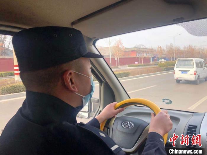 午饭过后，张东方驾驶警车，和同事一起在尧庙派出所辖区主要道路进行路面巡逻。　李庭耀 摄