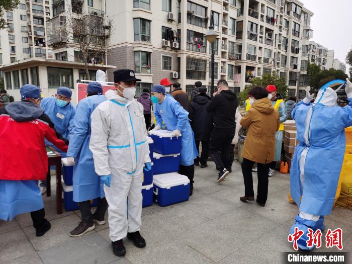 核酸检测点设立在居委会附近小广场里，为避免人员聚集，小区内不同楼宇将分时段轮流前往。浦东公安供图