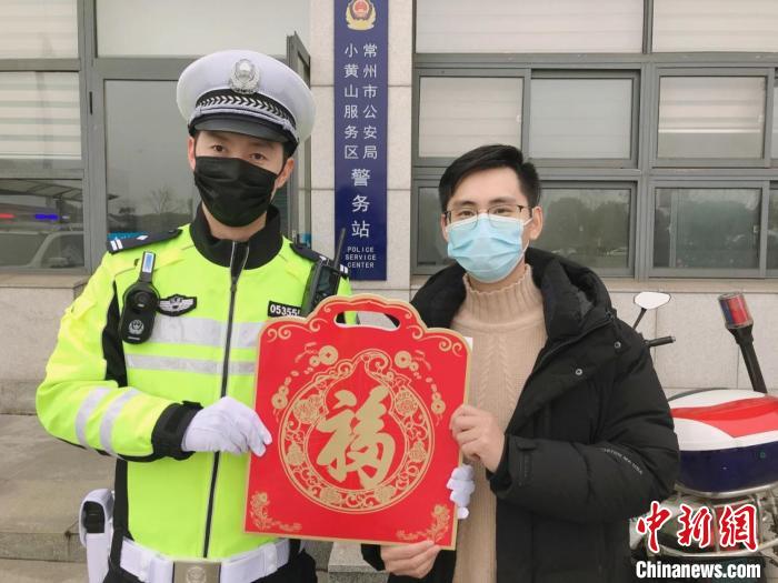 常州公安高速交警加强了早晚间巡逻力度，对驾驶员进行“不疲劳、不超员、不违法上下客”等方面的宣传教育，还特意准备了福字、中国结等新春礼物送给他们，给春运路上的人们送去新年祝福。　唐娟 摄