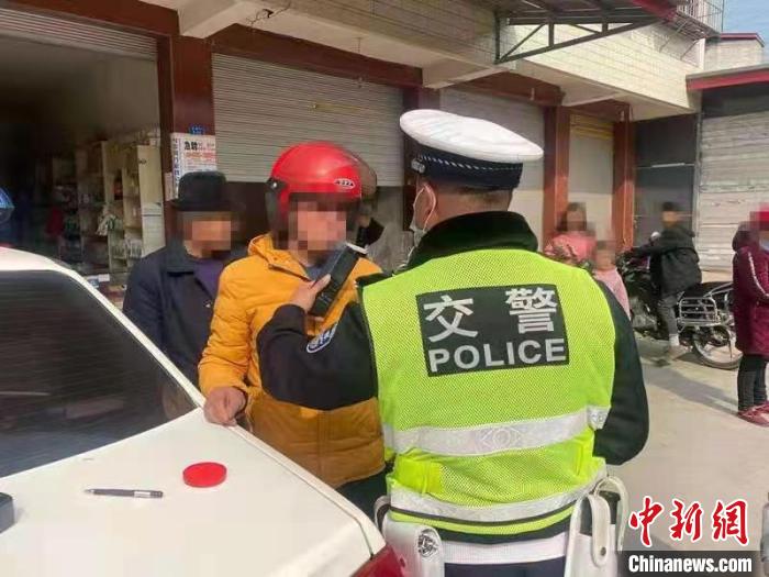 民警进行酒驾检查。　三台县公安局提供 摄