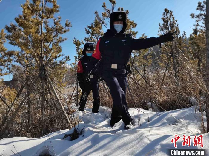 地处张家口市崇礼区的京张高铁崇礼支线太子城站是世界上首个直通奥运赛场的高铁站，为确保冬奥会重要的交通保障设施安全万无一失，北京铁路公安局北京公安处太子城站派出所近期不断细化各项安保措施，并以实战标准检验各个工作环节，筑牢辖区安全屏障。　庞贺雷 摄