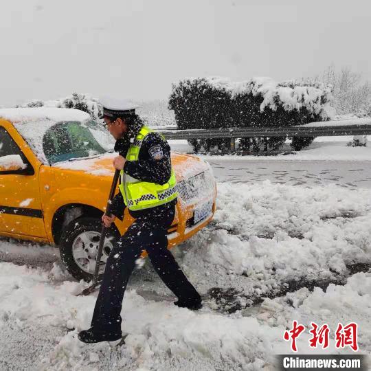 山西高速交警四支队民警通过铲雪、推车、拖拽等措施，避免车辆长时间滞留在路面上。高速交警供图