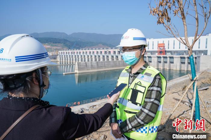 广西大藤峡水利枢纽开发有限责任公司工程建设部工程师陈立宁接受中新网记者采访。　陈冠言 摄