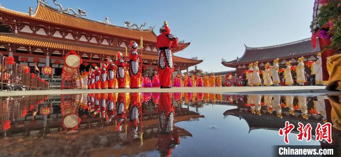 湄洲妈祖祭典与黄帝陵祭典、祭孔大典并称为“中华三大祭典”，是民间民俗活动与古代宫廷祭礼的结合物，是中华优秀文化的重要组成部分。　高亚成 摄