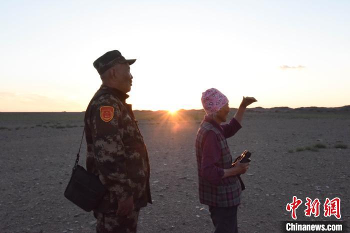 夕阳下，哈达布赫陪着母亲尼玛在边境查看情况。　郭伟 摄