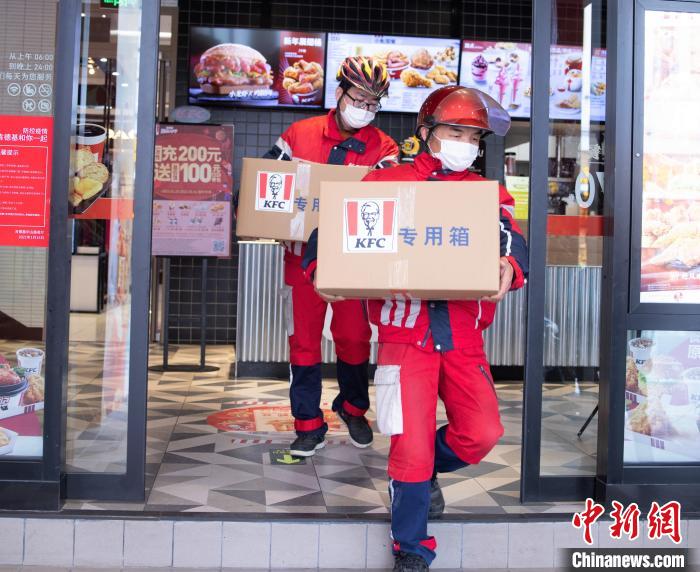 图为肯德基派送暖心年夜饭。　钟欣 摄