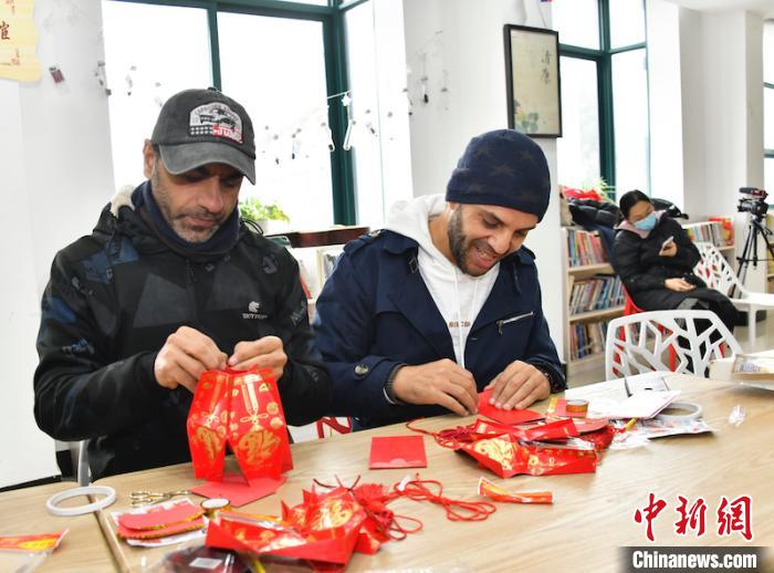 居住在鸡鸣山社区的外国友人学习制作“大红灯笼”。　王洁 摄