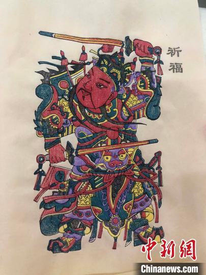 江苏扬州本土年画“门神”出炉，两位威风凛凛的门神，手持法器，面对而立，线条流畅，色彩鲜明，浓郁的春节氛围扑面而来。　胡江虹 摄