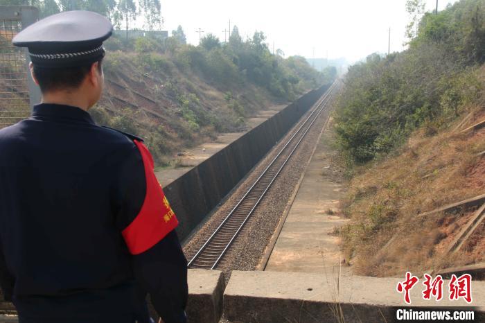 民警许苏豫瞭望管内线路。　杨上明 摄