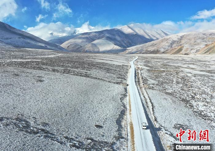 珠峰边境派出所巡逻车行驶在茫茫雪域中。　何宇恒 摄