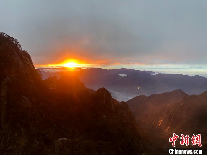 黄山日出升起 梅莎莎 摄