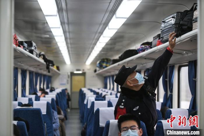 2月5日，乘警周彪在列车上检查旅客行李。　韩苏原 摄