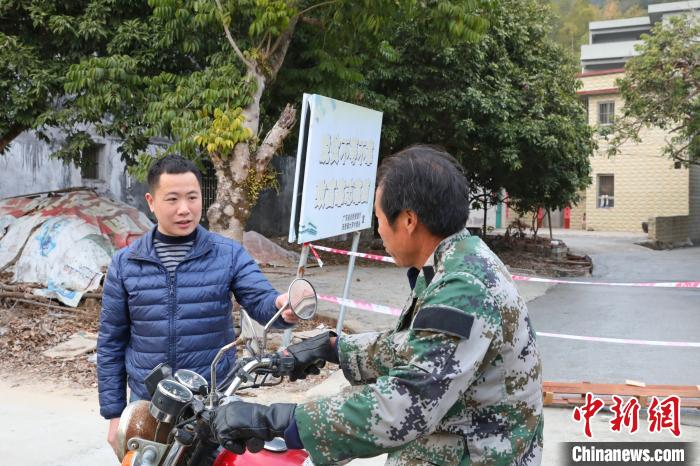 钟奕苑向村民宣传自然资源政策。　祝桂峰 摄