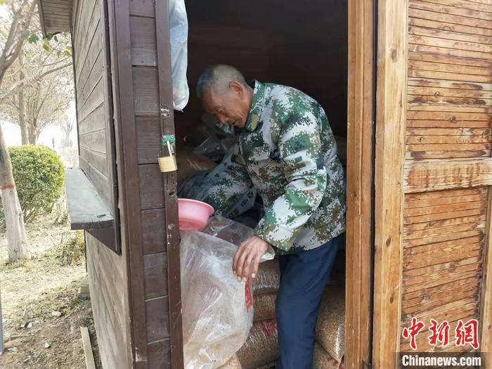 何建喜是平陆县三湾村民，也是黄河湿地巡护员。杨佩佩 摄