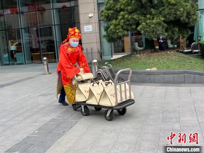  图为汉口泛海喜来登大酒店的“财神爷”送餐 武一力 摄