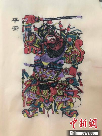 江苏扬州本土年画“门神”出炉，两位威风凛凛的门神，手持法器，面对而立，线条流畅，色彩鲜明，浓郁的春节氛围扑面而来。　胡江虹 摄