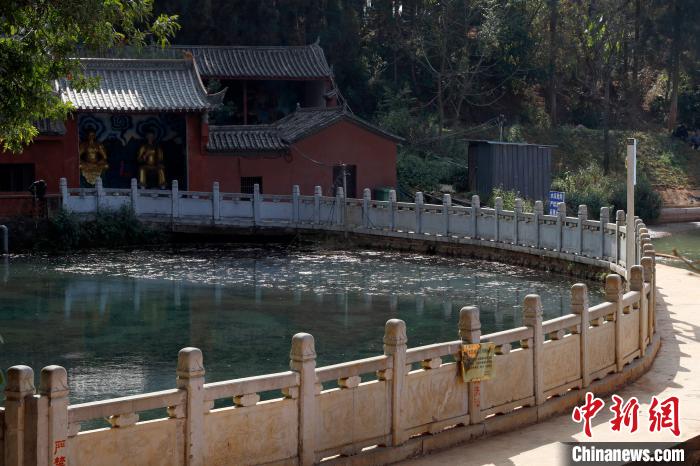 图为建水县临安镇狗街村黑龙潭一景。　李嘉娴 摄