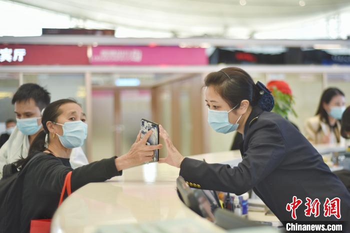 图为深圳北站站长谢林珂接待旅客问询。(通讯员 李博烁 摄)