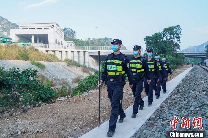 友谊关出入境边防检查站执勤五队民警在中越边境巡逻。　陈冠言 摄