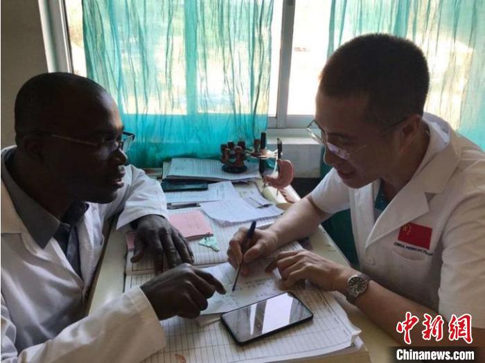 潘卫峰向多哥卡拉医生讲解火针技术。受访者供图