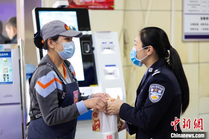 图为：肯德基员工为民警送上暖心年夜饭。　钟欣 摄