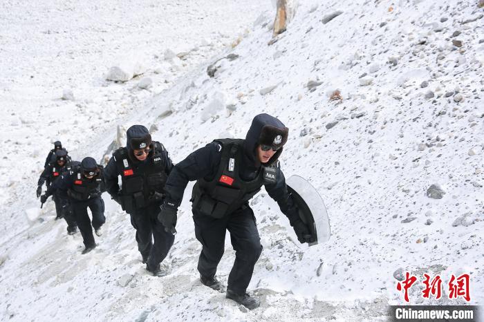 珠峰边境派出所民警们在巡逻途中艰难行走。　何宇恒 摄