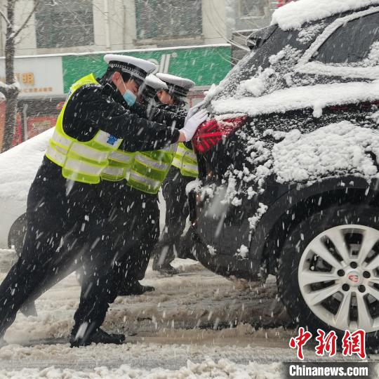 运城市区道路积雪严重，这样的推车场景随处可见。运城交警供图