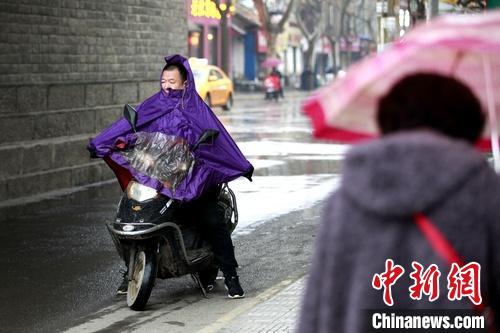 西安迎来降雨降温天气。　张远 摄