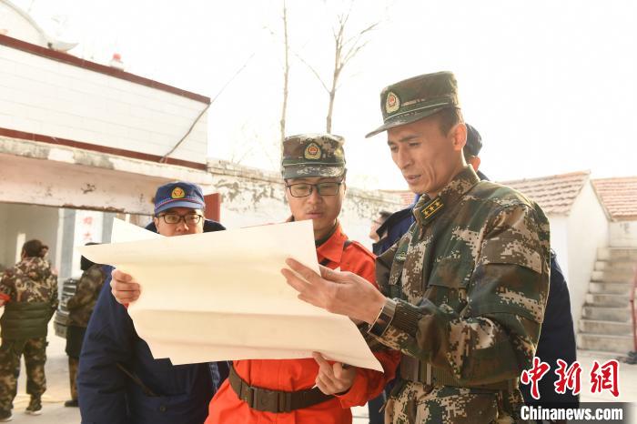 武警山西总队晋中支队支队长王诚组织官兵参与山火扑救。　郭振强 摄