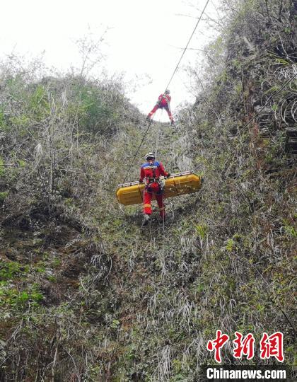 山谷间消防翼龙山岳救援队员正将伤者送往安全地带。德阳消防提供