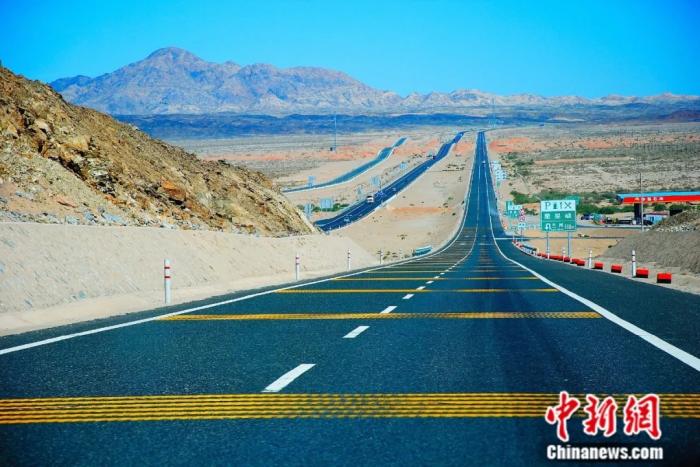 新疆哈密连霍高速公路。图片来源：视觉中国