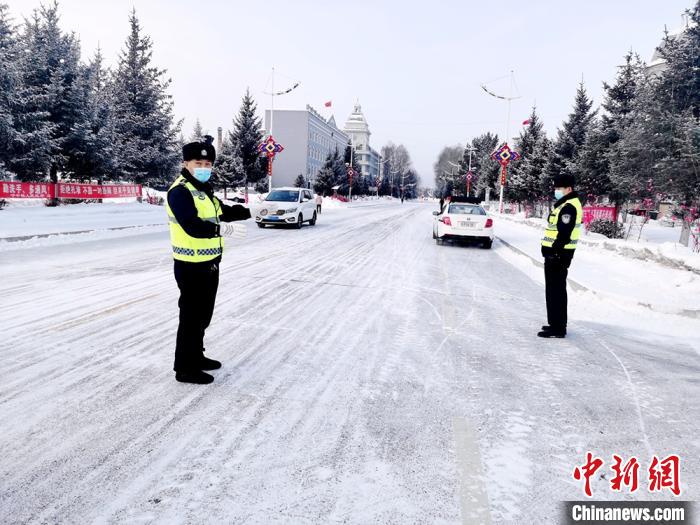 交警提前上岗指挥交通，维护交通秩序。冯宏伟 摄