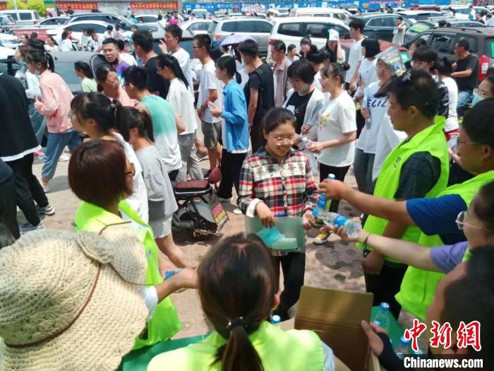 中高考期间，赵晓庆和队员们免费搭载学生前往考场，并送上矿泉水。赵晓庆供图