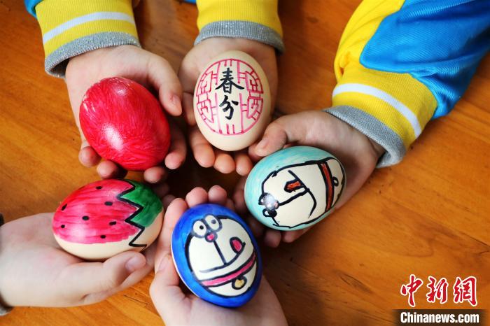 平乡县直第一幼儿园的孩子们玩起“立蛋”游戏，感受春分的文化情趣。　姚友谅 摄