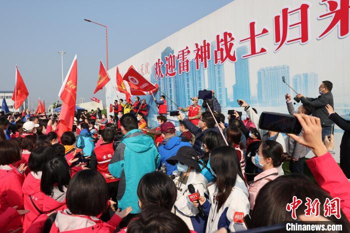 武汉雷神山医院举办仪式，欢迎援鄂医护 张畅 摄