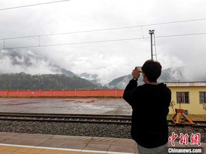 旅客趁列车到站间隙下车拍摄自然风光 罗庭万 摄