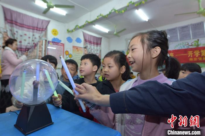 在弄怀小学，国旗巡线班和孩子们一起做趣味实验。　易欢 摄