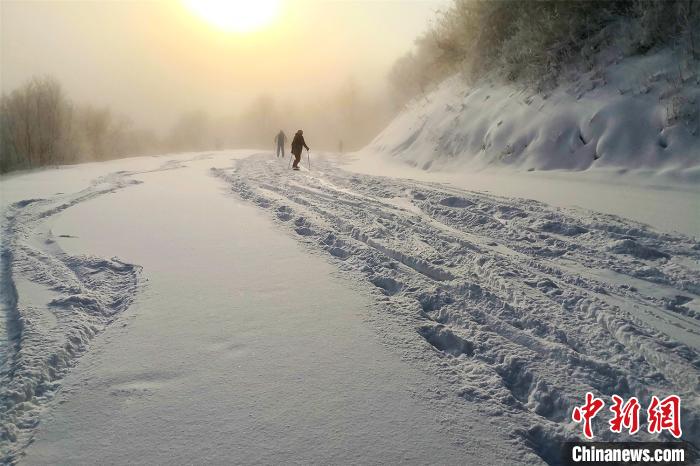 春光中的亚布力阳光度假村国际滑雪场 王成 摄