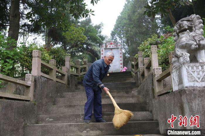 叶官山老人正在清扫烈士陵园。　李曙 摄